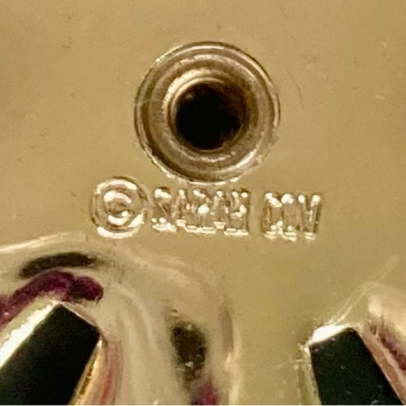 Beautiful Vintage Black Enamel and Gold Tone Flower Brooch by Sarah Coventry - Picture 4 of 8